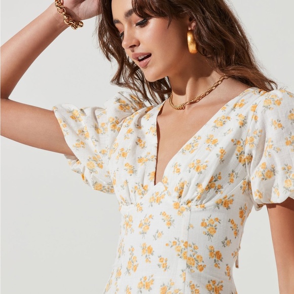 NWT Medium ASTR 100% Cotton Lovegrove Dress in White Yellow Floral $128 Revolve - Picture 9 of 15